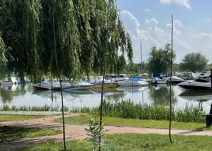 Dinnyéshát Apartamento Tiszanána